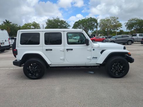 Used 2025 Jeep Wrangler Unlimited Sahara w/ Safety Group AWD/4WD image 5