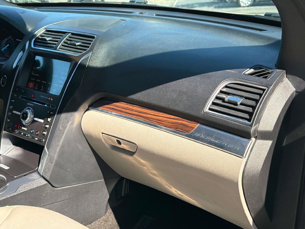 Used 2018 Ford Explorer Limited AWD/4WD image 25