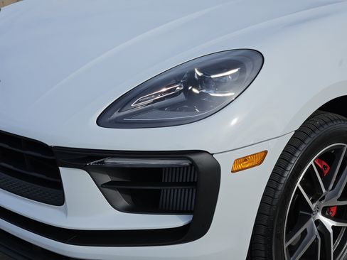 Certified 2025 Porsche Macan S image 12