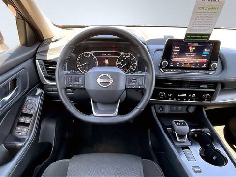 Used 2025 Nissan Rogue SV image 9