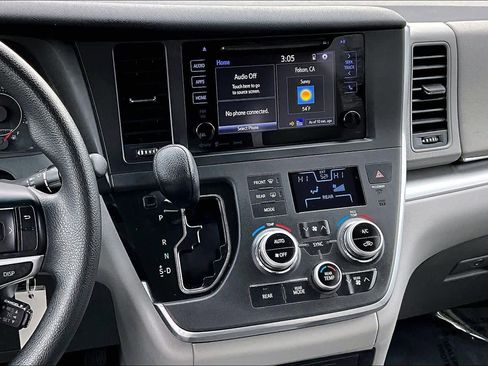 Used 2017 Toyota Sienna LE image 6