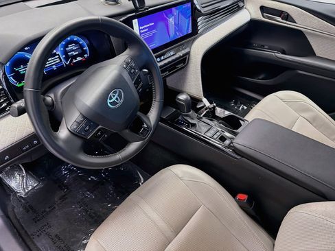 Used 2025 Toyota Camry XLE FWD image 7