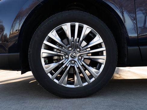 Used 2024 Toyota Venza XLE image 14