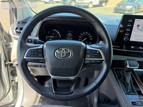Used 2024 Toyota Sienna XLE FWD image 16