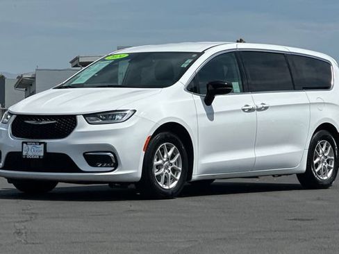 Used 2024 Chrysler Pacifica Touring-L FWD image 8
