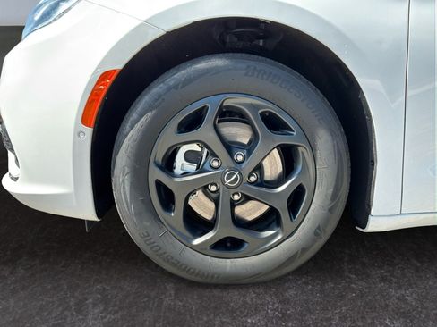 Used 2025 Chrysler Pacifica Premium FWD image 9