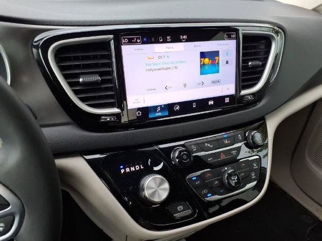 Used 2024 Chrysler Pacifica Touring-L FWD image 25