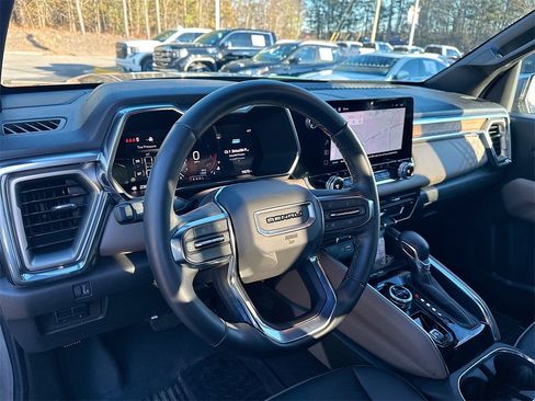 Used 2025 GMC Canyon Denali image 10