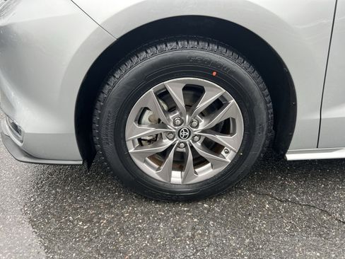 Used 2023 Toyota Sienna XLE image 12