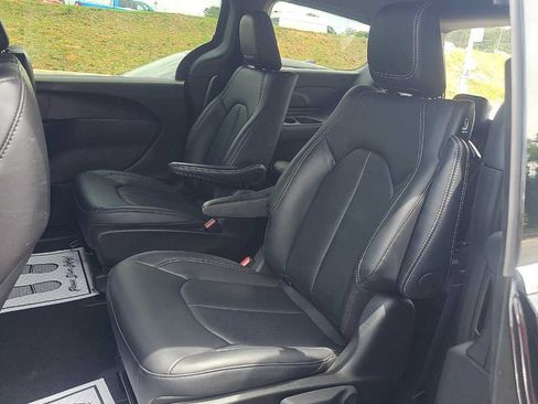 Used 2025 Chrysler Pacifica Select FWD image 11