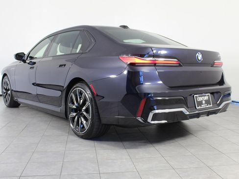 Used 2026 BMW i7 M70 w/ Premium Package image 3