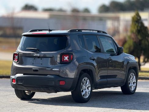 Used 2018 Jeep Renegade Latitude FWD image 9