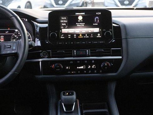 Used 2024 Nissan Pathfinder SL image 25