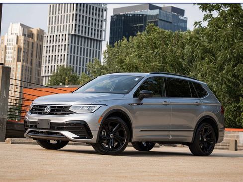 Certified 2023 Volkswagen Tiguan SE R-Line AWD/4WD image 1