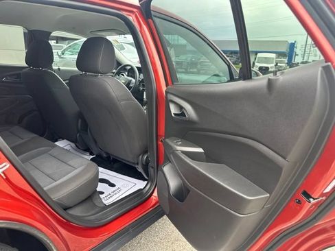 Used 2024 Chevrolet Trax LS w/ LS Convenience Package FWD image 16