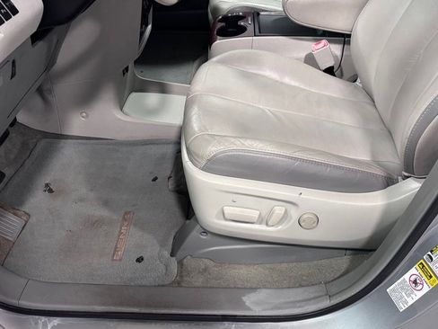 Used 2011 Toyota Sienna Limited w/ Premium Pkg image 11