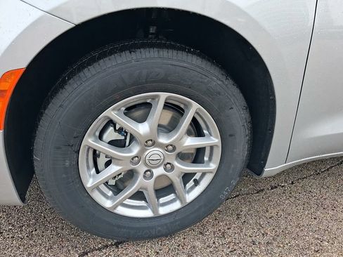 New 2026 Chrysler Pacifica Select FWD image 18