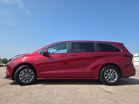 Used 2024 Toyota Sienna LE FWD image 19