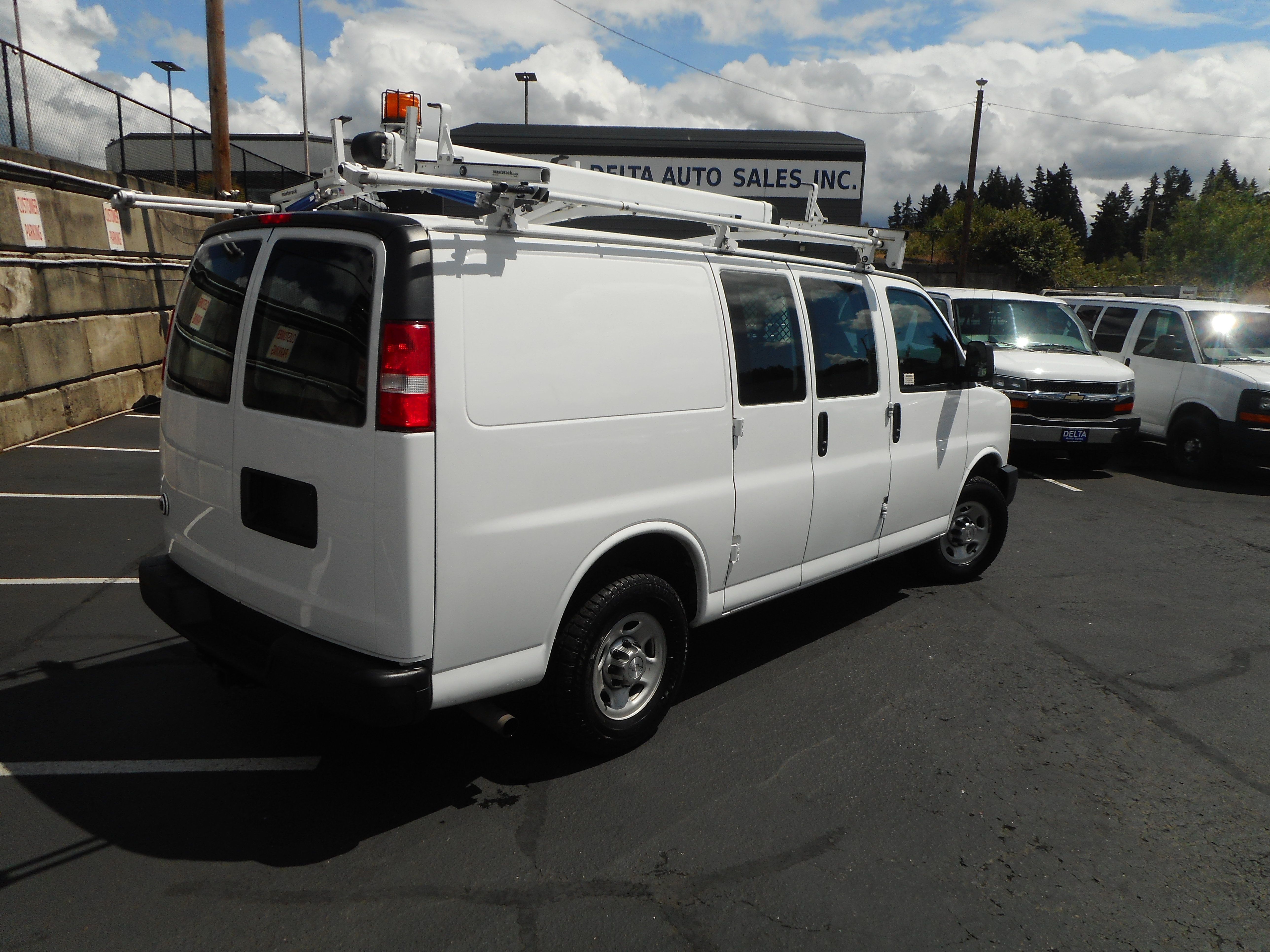 Used 2016 Chevrolet Express 2500 w/ Cold Climate Package RWD image 8