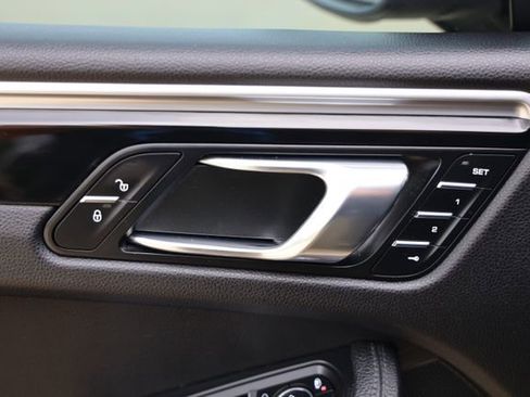 Used 2018 Porsche Macan AWD/4WD image 24