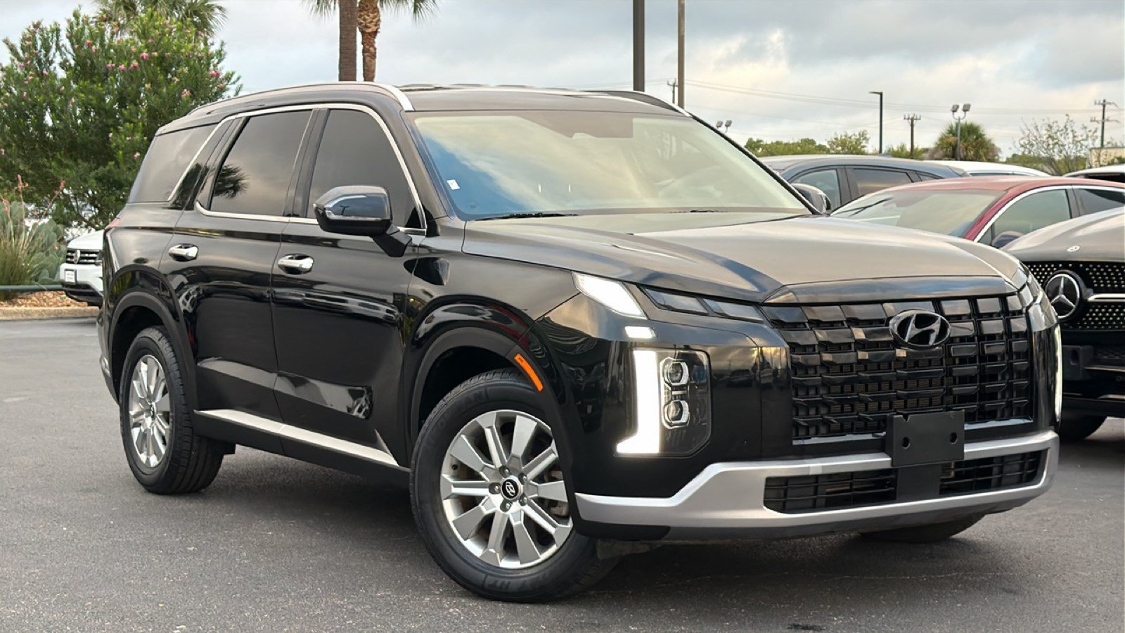 Used 2023 Hyundai Palisade SEL w/ Cargo Package FWD image 2