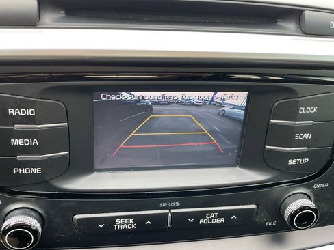Used 2017 Kia Sorento FWD image 11