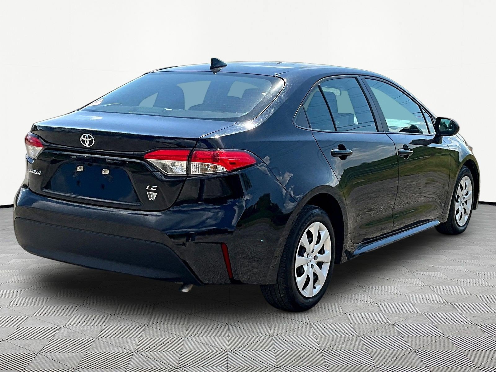 Used 2025 Toyota Corolla LE FWD image 6