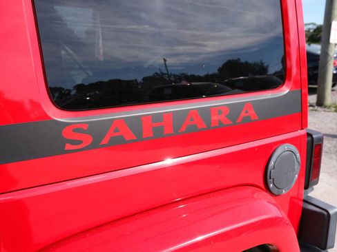 Used 2016 Jeep Wrangler Unlimited Sahara w/ Connectivity Group image 18