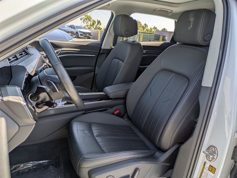 Used 2024 Audi Q8 e-tron Premium image 30