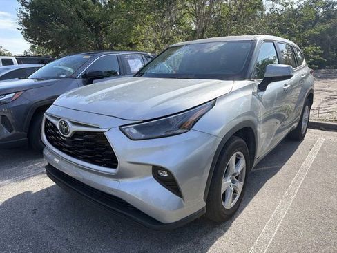 Used 2025 Toyota Highlander LE FWD image 4
