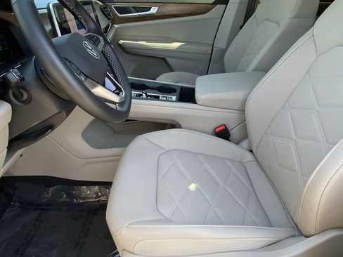 Used 2025 Volkswagen Atlas SE FWD image 23