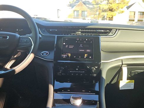 Used 2025 Jeep Grand Cherokee Laredo w/ Luxury Tech Group I image 41