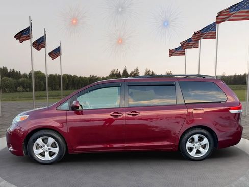 Used 2014 Toyota Sienna LE image 4