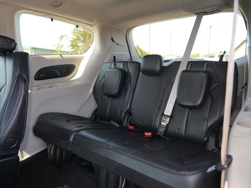 Used 2018 Chrysler Pacifica Touring-L w/ Premium Audio Group FWD image 25