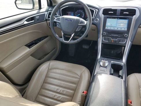 Used 2017 Ford Fusion SE w/ Fusion SE Technology Package image 15