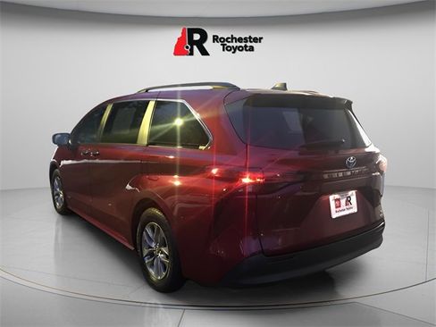 Used 2021 Toyota Sienna XLE image 7