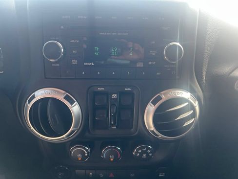Used 2017 Jeep Wrangler Unlimited Sahara AWD/4WD image 12