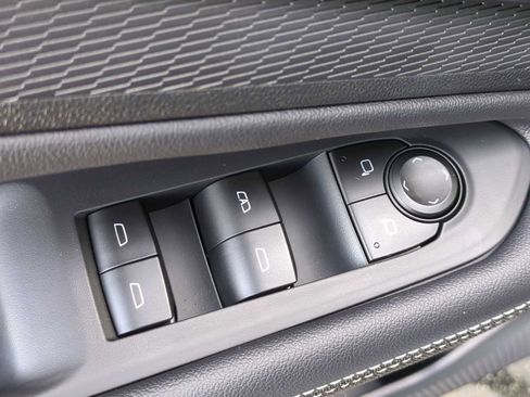 Used 2025 Chevrolet Blazer EV LT FWD image 11