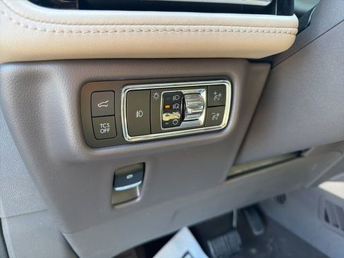 Used 2023 Lincoln Nautilus Reserve w/ Equipment Group 202A image 20