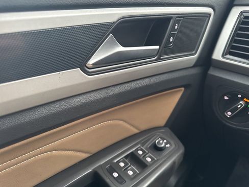 Used 2022 Volkswagen Atlas Cross Sport SE image 26