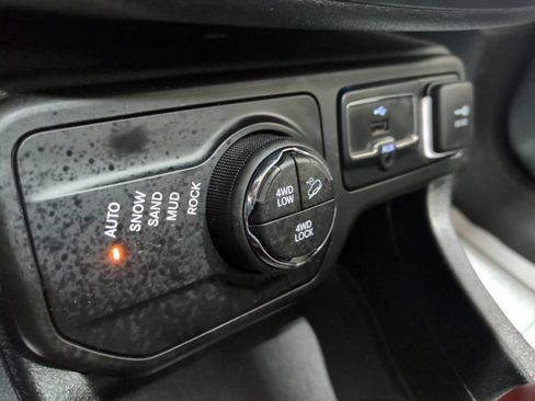 Used 2018 Jeep Renegade Trailhawk AWD/4WD image 21