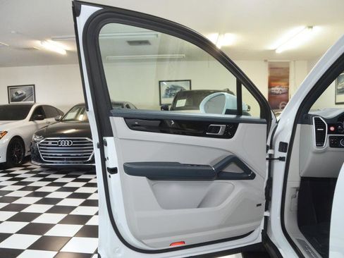 Used 2019 Porsche Cayenne S image 16