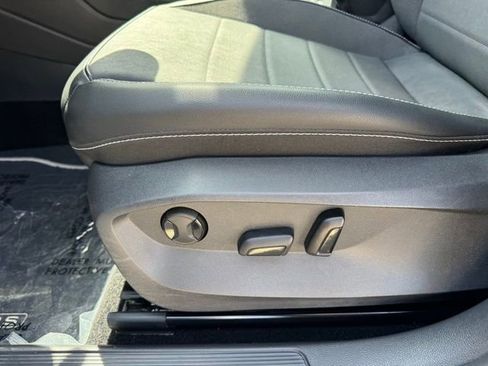 Certified 2023 Volkswagen Taos SE w/ Panoramic Sunroof Package image 12