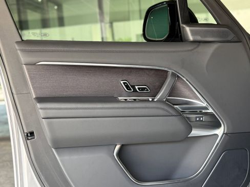 Certified 2025 Land Rover Range Rover SE AWD/4WD image 21