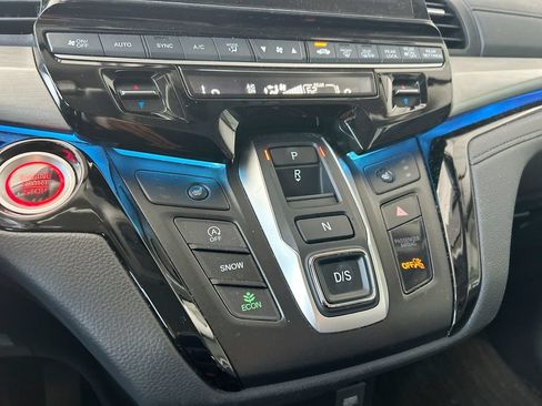 Used 2025 Honda Odyssey Touring image 3