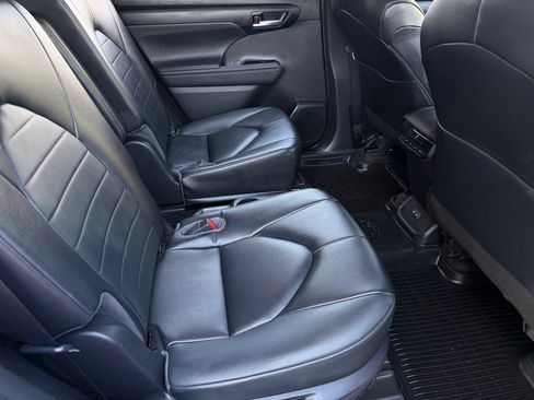 Used 2023 Toyota Highlander XLE AWD/4WD image 26