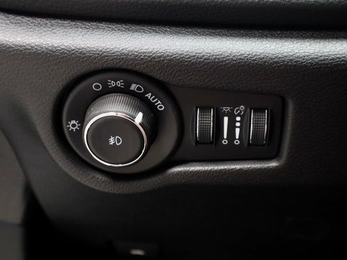 Used 2025 Chrysler Pacifica Limited FWD image 29