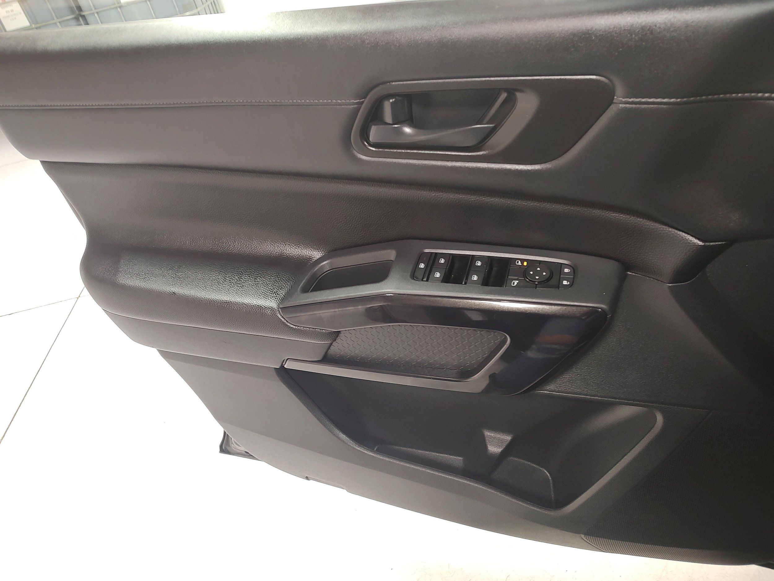 Used 2025 Nissan Pathfinder SV AWD/4WD image 9