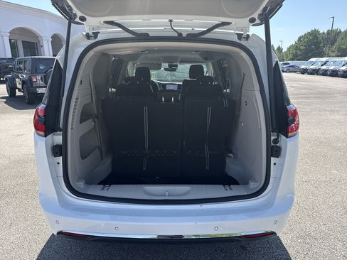 Used 2024 Chrysler Pacifica Touring-L FWD image 18