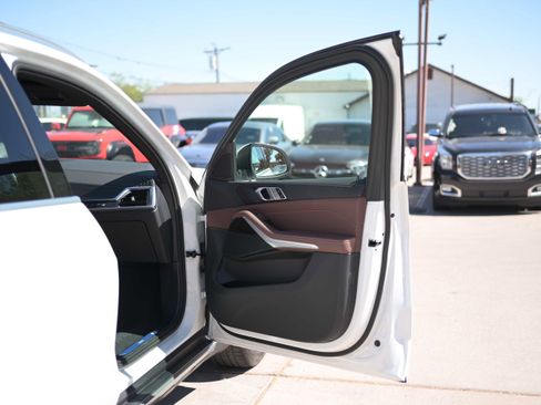 Used 2025 BMW X5 xDrive40i AWD/4WD image 16